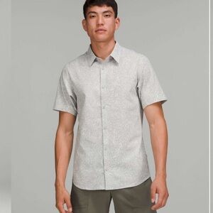Lululemon Men’s Airing Easy Short-Sleeve Shirt Size S Vapor Seal Gray NWOT